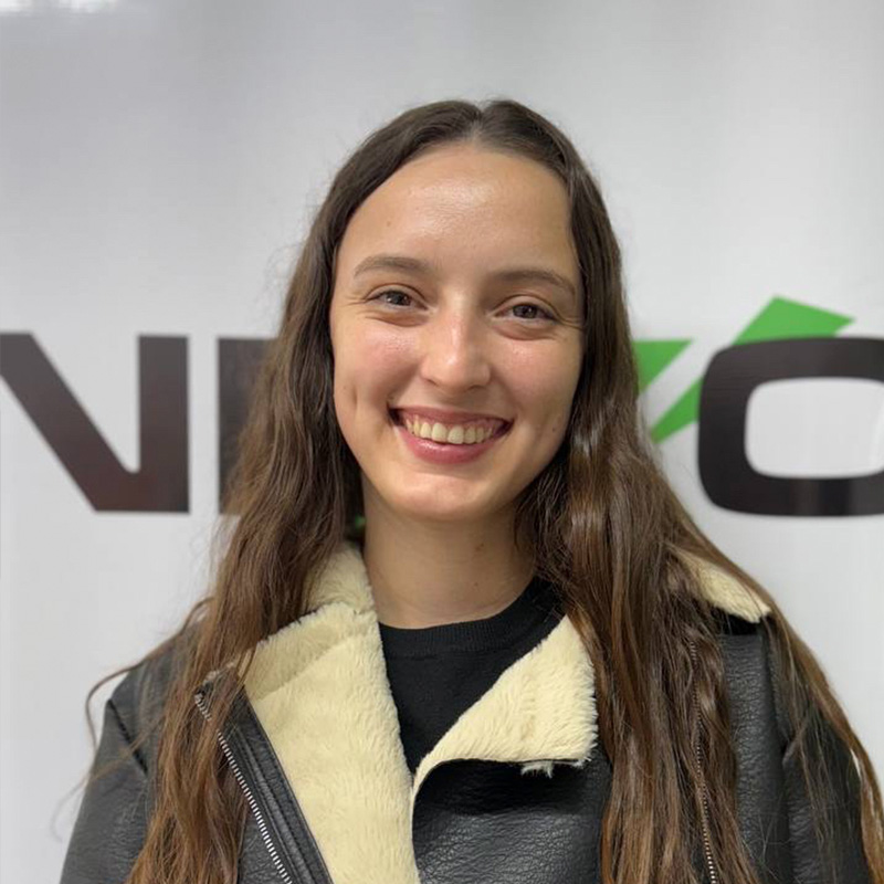 Julia Feresin - Auxiliar Contable